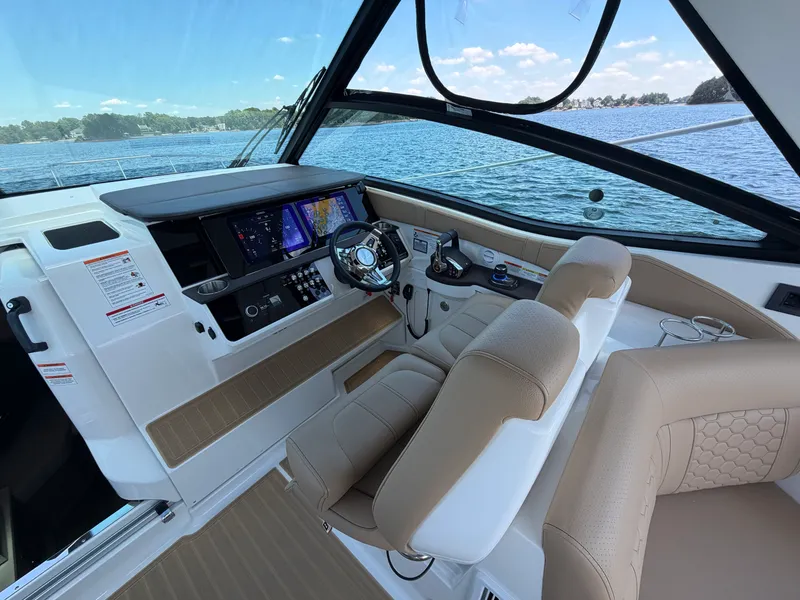 Slide: The Image of Sea Ray Sundancer 320 2026 - 36