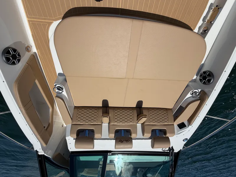 Slide: The Image of Sea Ray Sundancer 320 2026 - 18
