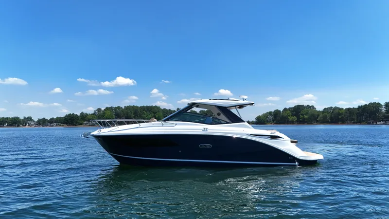 The Image of Sea Ray Sundancer 320 2026 - 0
