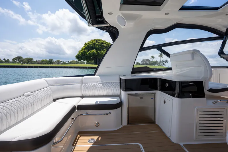Slide: The Image of Sea Ray 370 SUNDANCER OB 2022 - 10