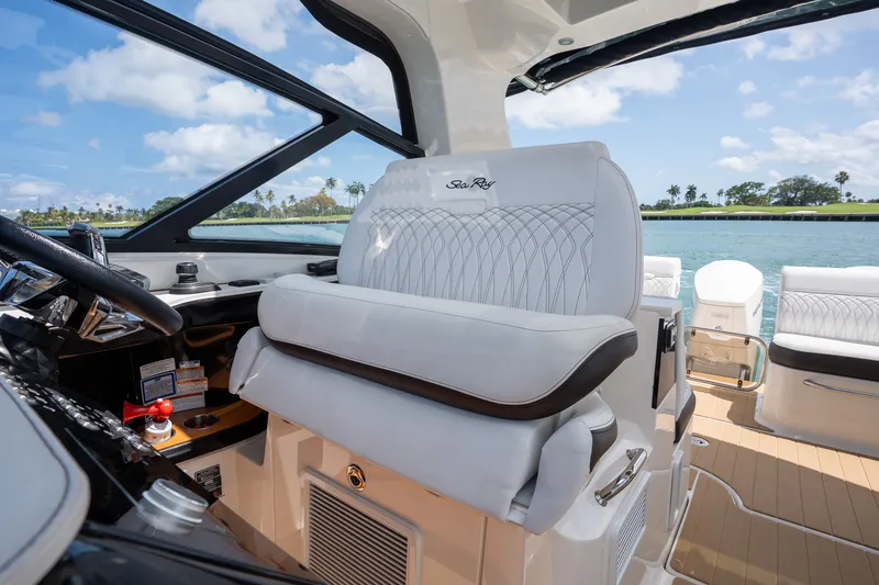 Slide: The Image of Sea Ray 370 SUNDANCER OB 2022 - 13