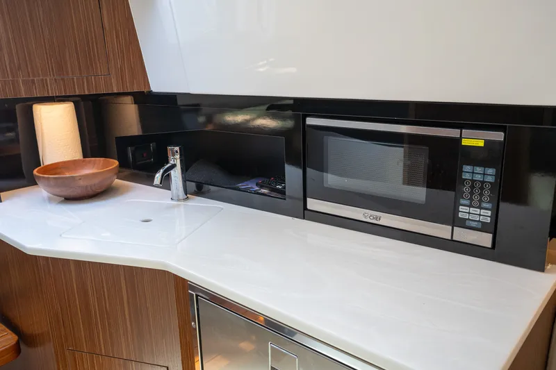 Slide: The Image of Sea Ray 370 SUNDANCER OB 2022 - 15