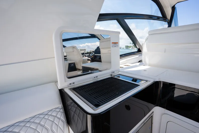 Slide: The Image of Sea Ray 370 SUNDANCER OB 2022 - 16