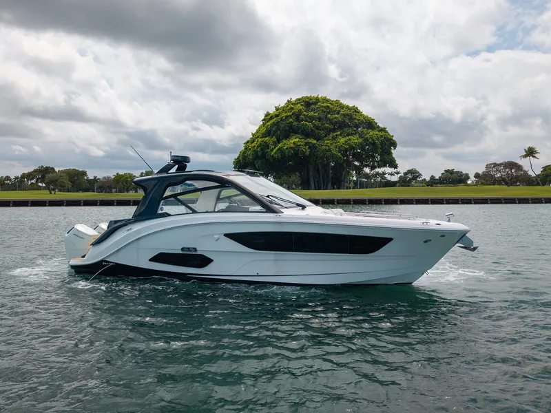 Slide: The Image of Sea Ray 370 SUNDANCER OB 2022 - 18