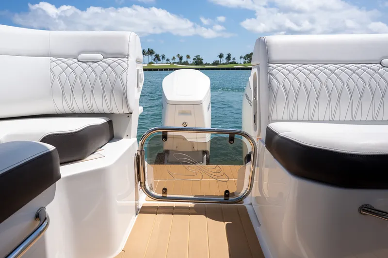Slide: The Image of Sea Ray 370 SUNDANCER OB 2022 - 19