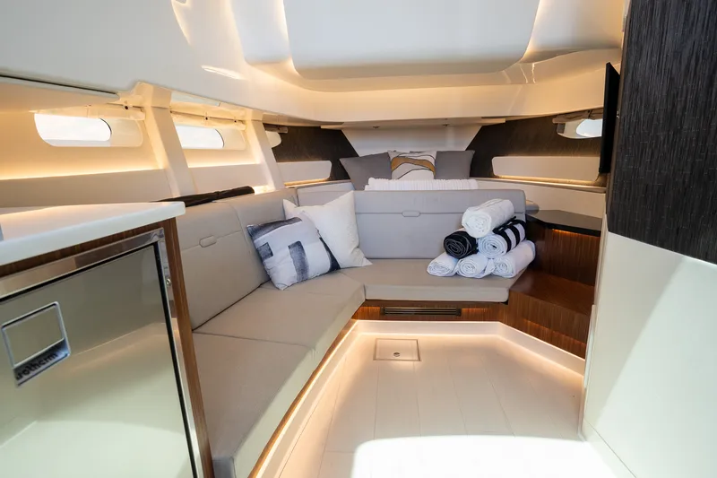 Slide: The Image of Sea Ray 370 SUNDANCER OB 2022 - 21