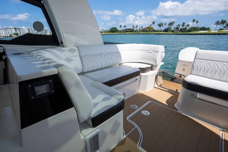 Slide: The Image of Sea Ray 370 SUNDANCER OB 2022 - 22