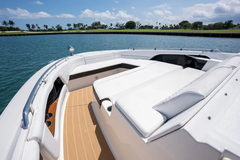 Slide: The Image of Sea Ray 370 SUNDANCER OB 2022 - 26