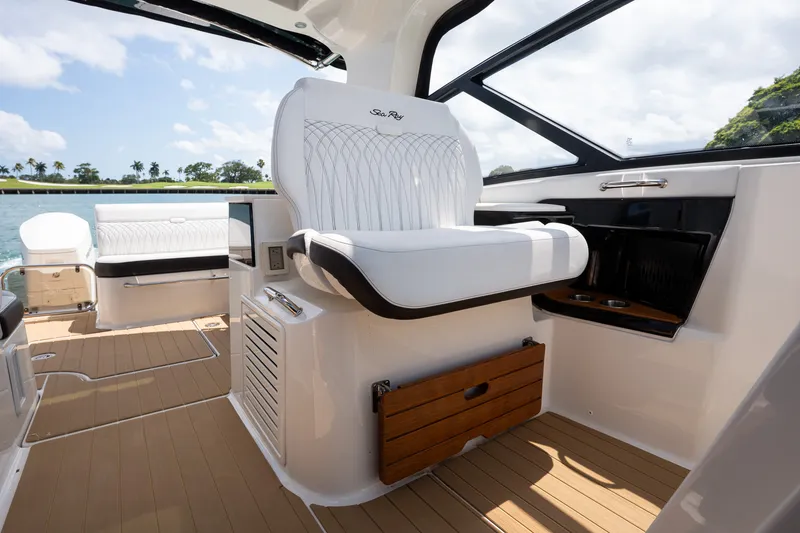 Slide: The Image of Sea Ray 370 SUNDANCER OB 2022 - 27