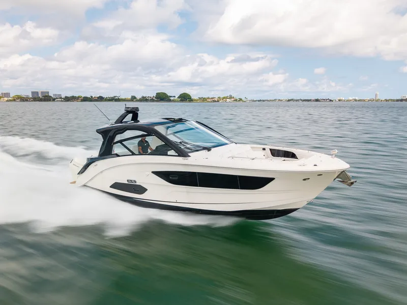 Slide: The Image of Sea Ray 370 SUNDANCER OB 2022 - 28