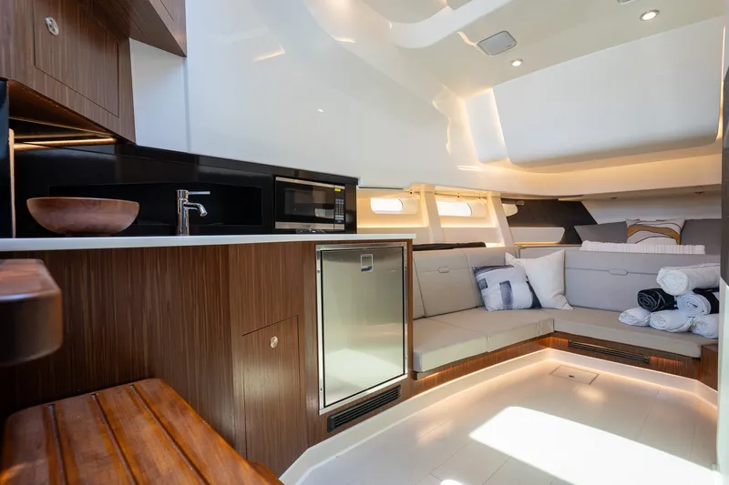 Slide: The Image of Sea Ray 370 SUNDANCER OB 2022 - 3
