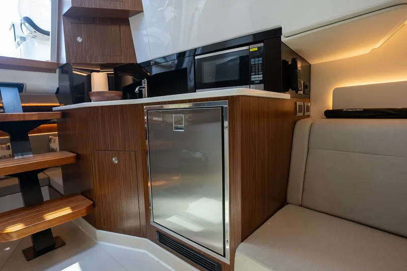 Slide: The Image of Sea Ray 370 SUNDANCER OB 2022 - 30