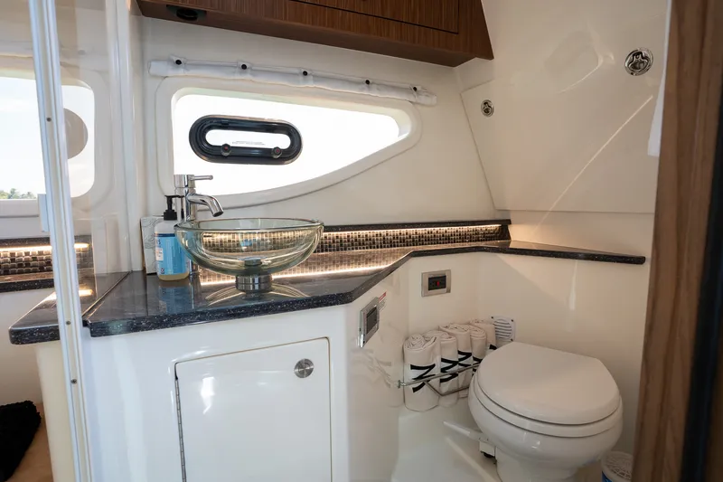 Slide: The Image of Sea Ray 370 SUNDANCER OB 2022 - 31