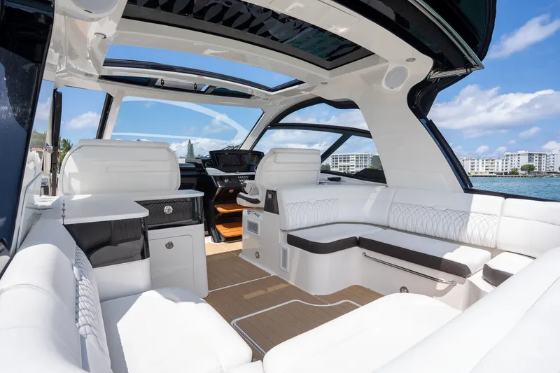 Slide: The Image of Sea Ray 370 SUNDANCER OB 2022 - 32