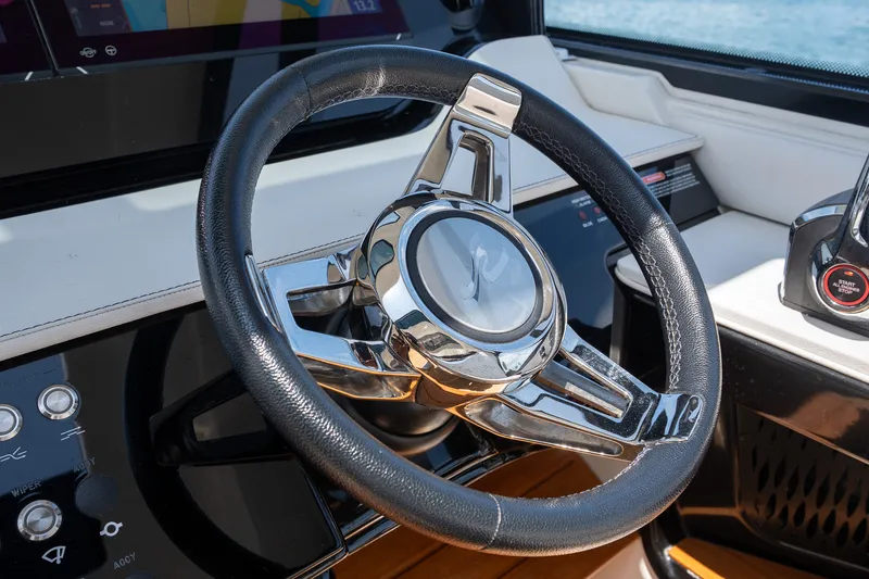 Slide: The Image of Sea Ray 370 SUNDANCER OB 2022 - 33