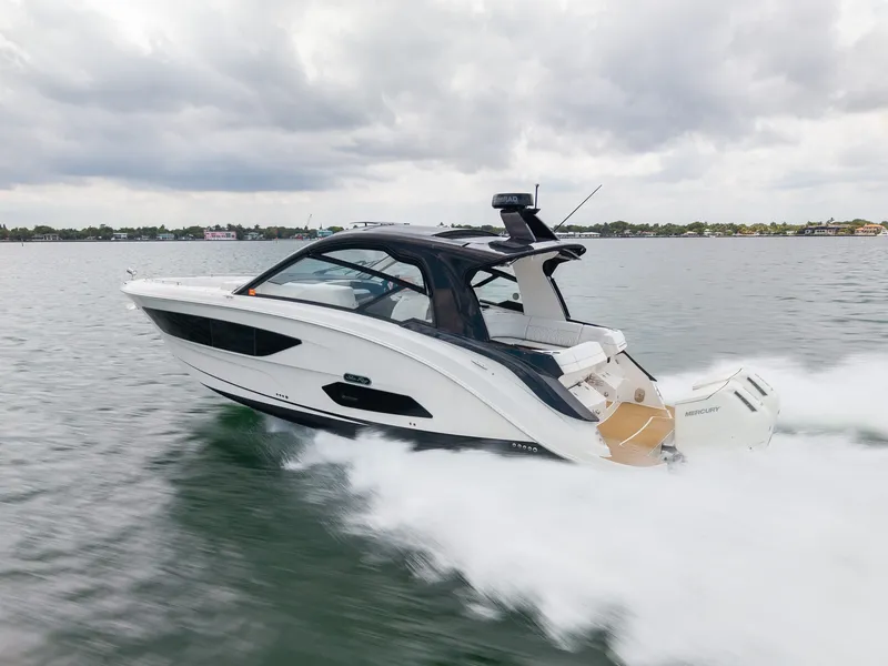 Slide: The Image of Sea Ray 370 SUNDANCER OB 2022 - 34