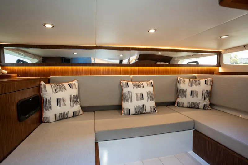 Slide: The Image of Sea Ray 370 SUNDANCER OB 2022 - 35