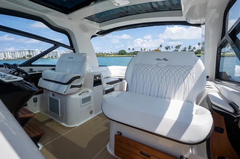 Slide: The Image of Sea Ray 370 SUNDANCER OB 2022 - 36