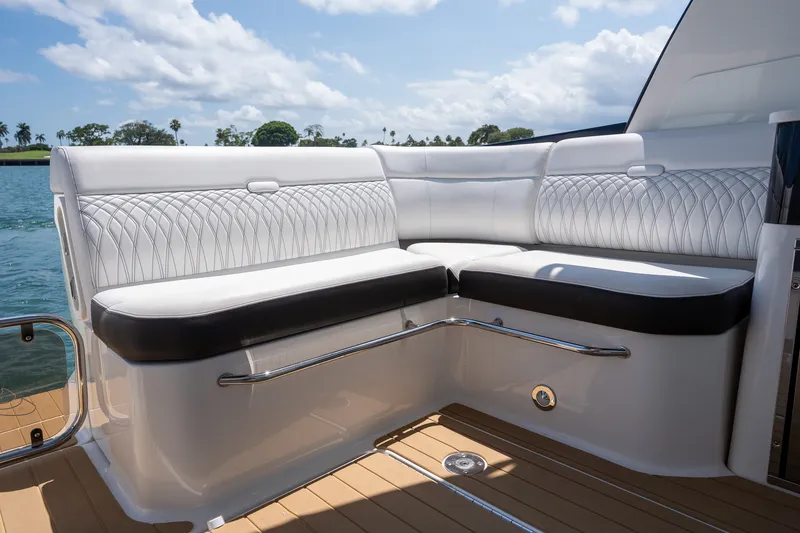Slide: The Image of Sea Ray 370 SUNDANCER OB 2022 - 38