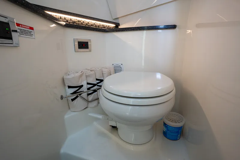 Slide: The Image of Sea Ray 370 SUNDANCER OB 2022 - 4