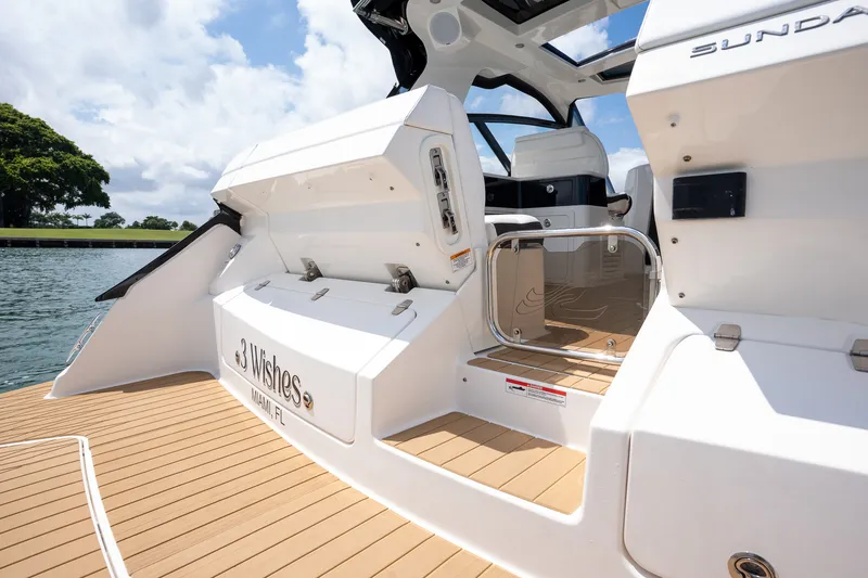 Slide: The Image of Sea Ray 370 SUNDANCER OB 2022 - 5