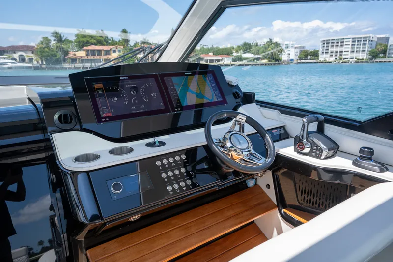 Slide: The Image of Sea Ray 370 SUNDANCER OB 2022 - 6