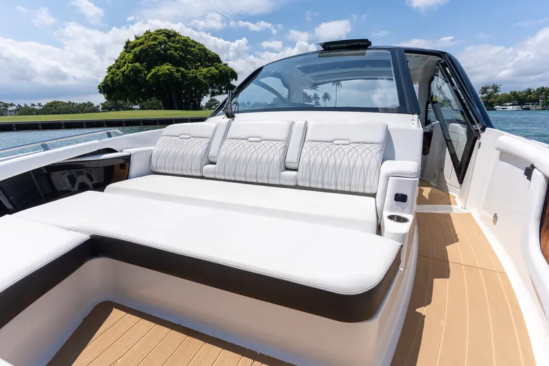 Slide: The Image of Sea Ray 370 SUNDANCER OB 2022 - 8