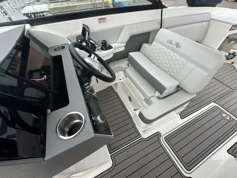 Slide: The Image of Sea Ray 290 SDX OB 2024 - 11