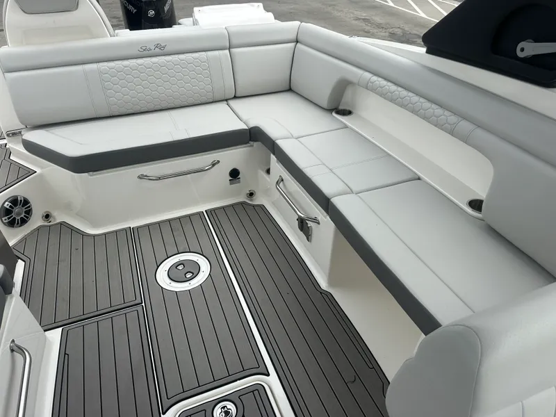 Slide: The Image of Sea Ray 290 SDX OB 2024 - 13