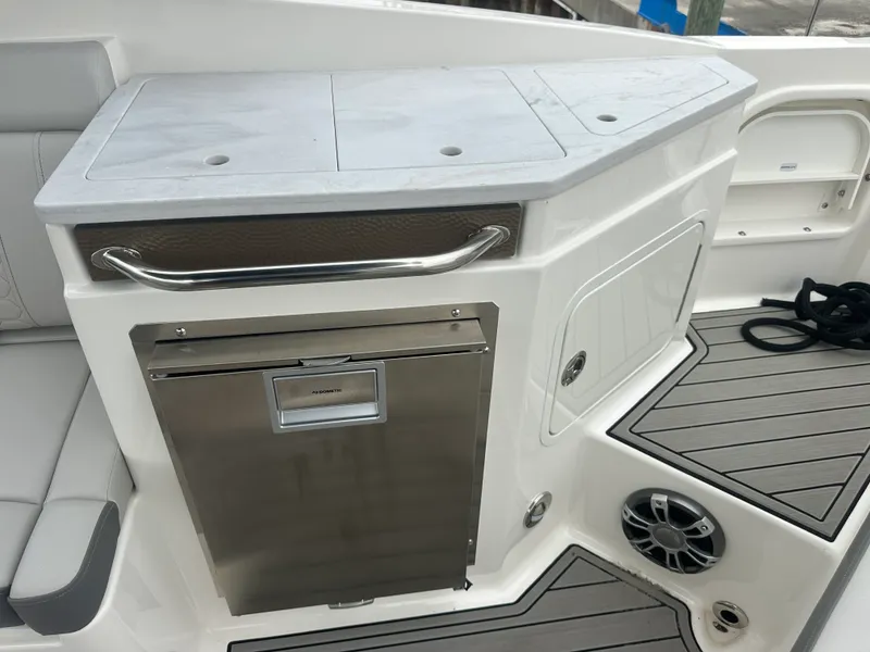 Slide: The Image of Sea Ray 290 SDX OB 2024 - 15