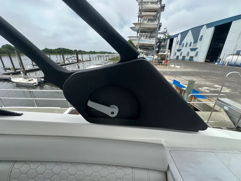 Slide: The Image of Sea Ray 290 SDX OB 2024 - 16