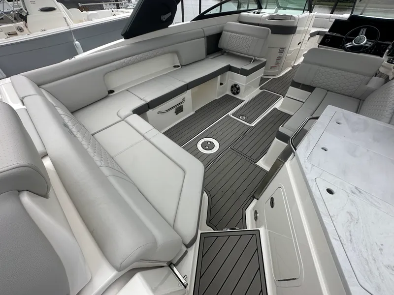 Slide: The Image of Sea Ray 290 SDX OB 2024 - 3