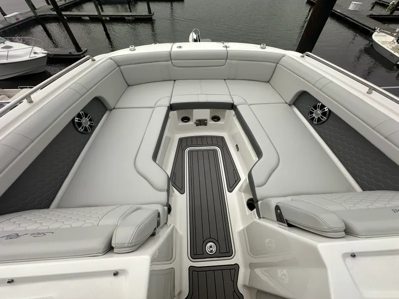 Slide: The Image of Sea Ray 290 SDX OB 2024 - 6