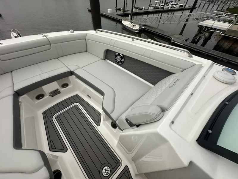 Slide: The Image of Sea Ray 290 SDX OB 2024 - 7