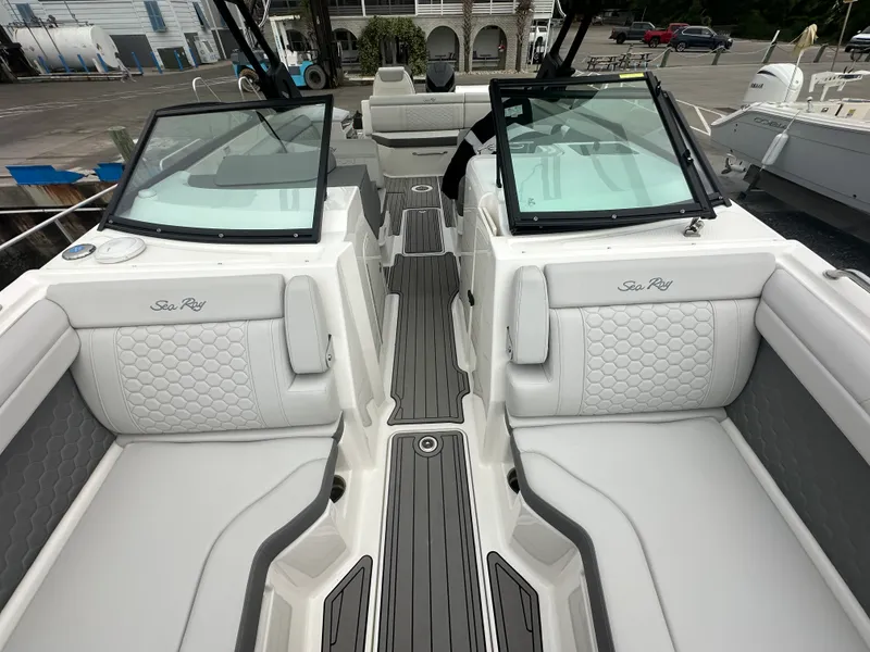 Slide: The Image of Sea Ray 290 SDX OB 2024 - 9