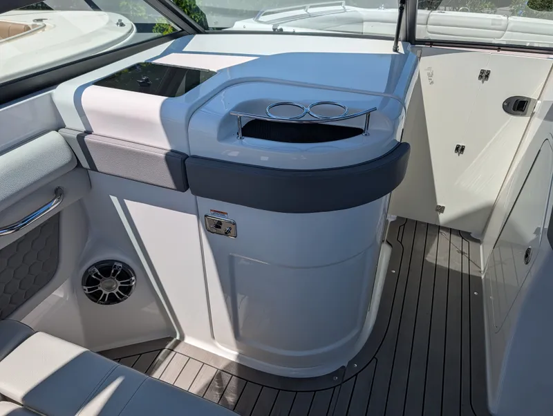 Slide: The Image of Sea Ray 290 SD OB 2022 - 11