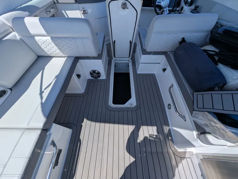 Slide: The Image of Sea Ray 290 SD OB 2022 - 15