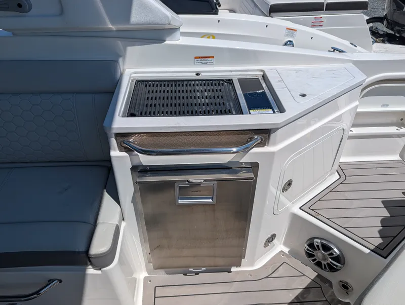Slide: The Image of Sea Ray 290 SD OB 2022 - 16