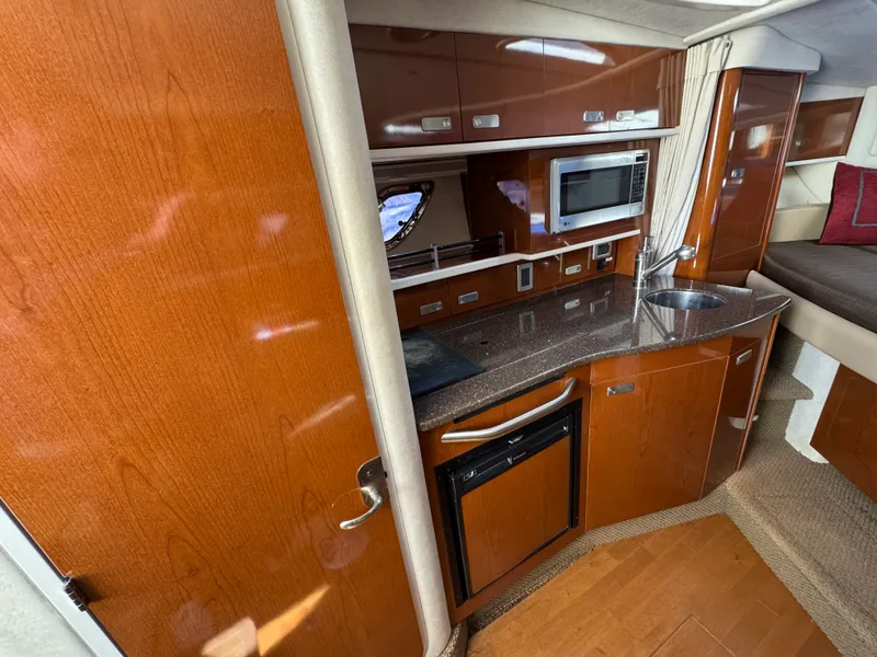 Slide: The Image of Sea Ray 330 SUNDANCER 2012 - 18
