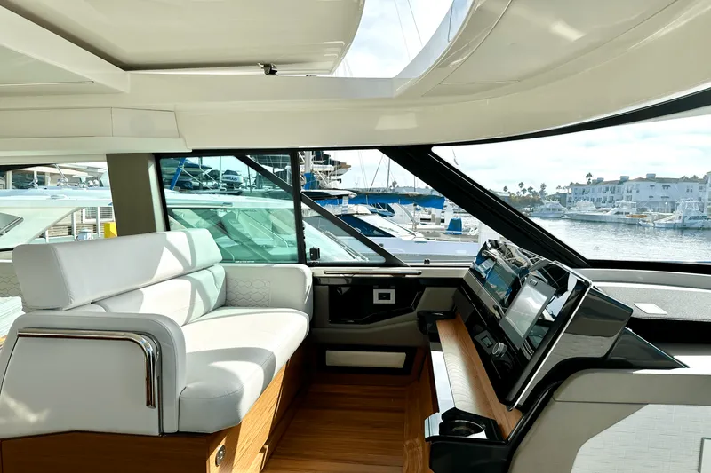 Slide: The Image of Tiara 48 LE 2025 - 28