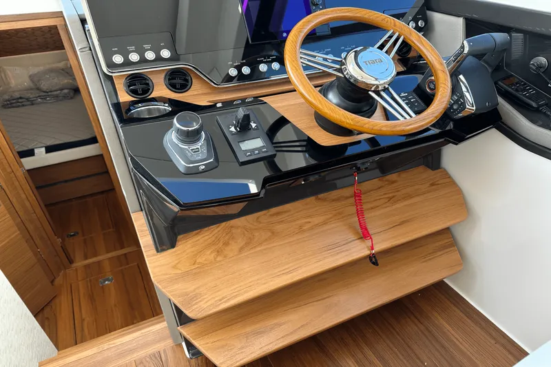 Slide: The Image of Tiara 48 LE 2025 - 31