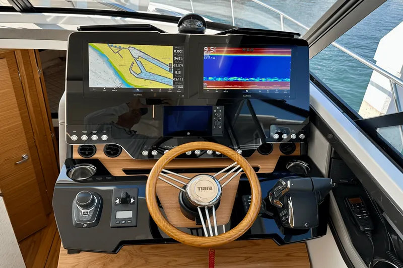 Slide: The Image of Tiara 48 LE 2025 - 32