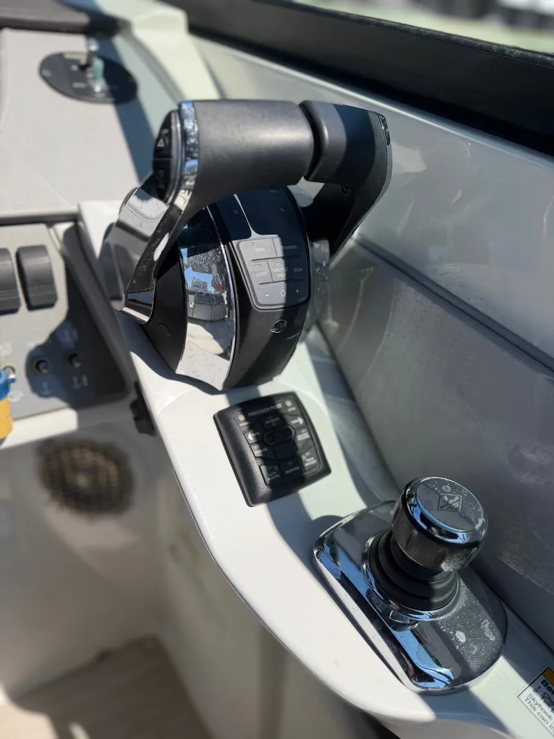 Slide: The Image of Sea Ray 290 Sundeck Outboard 2016 - 13