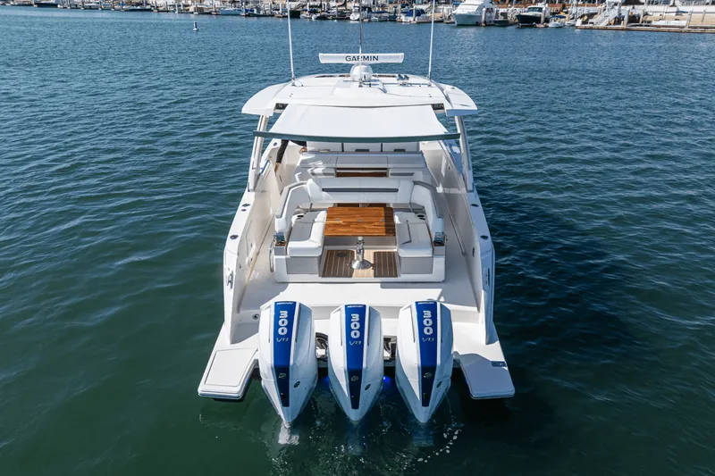 Slide: The Image of Tiara 38 LS 2025 - 15