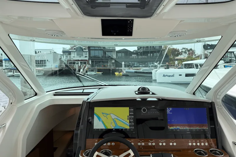 Slide: The Image of Tiara 38 LS 2025 - 40