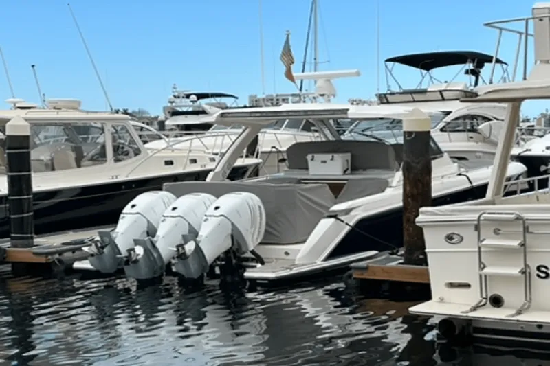 Slide: The Image of Tiara 38 LS 2020 - 10