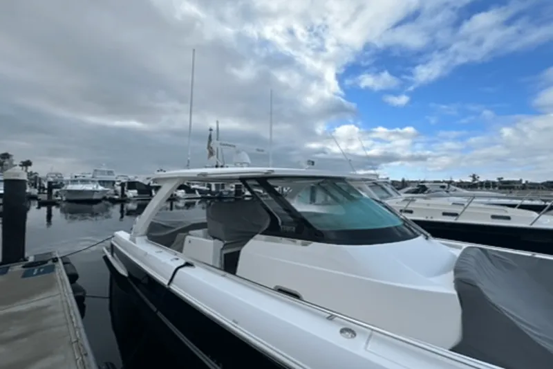 Slide: The Image of Tiara 38 LS 2020 - 11