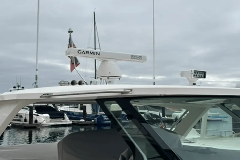 Slide: The Image of Tiara 38 LS 2020 - 15