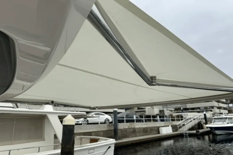 Slide: The Image of Tiara 38 LS 2020 - 16