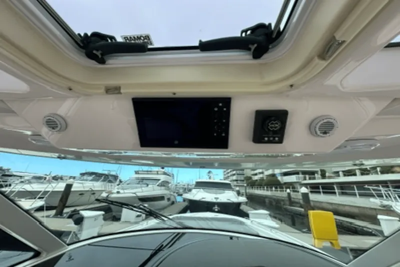 Slide: The Image of Tiara 38 LS 2020 - 23